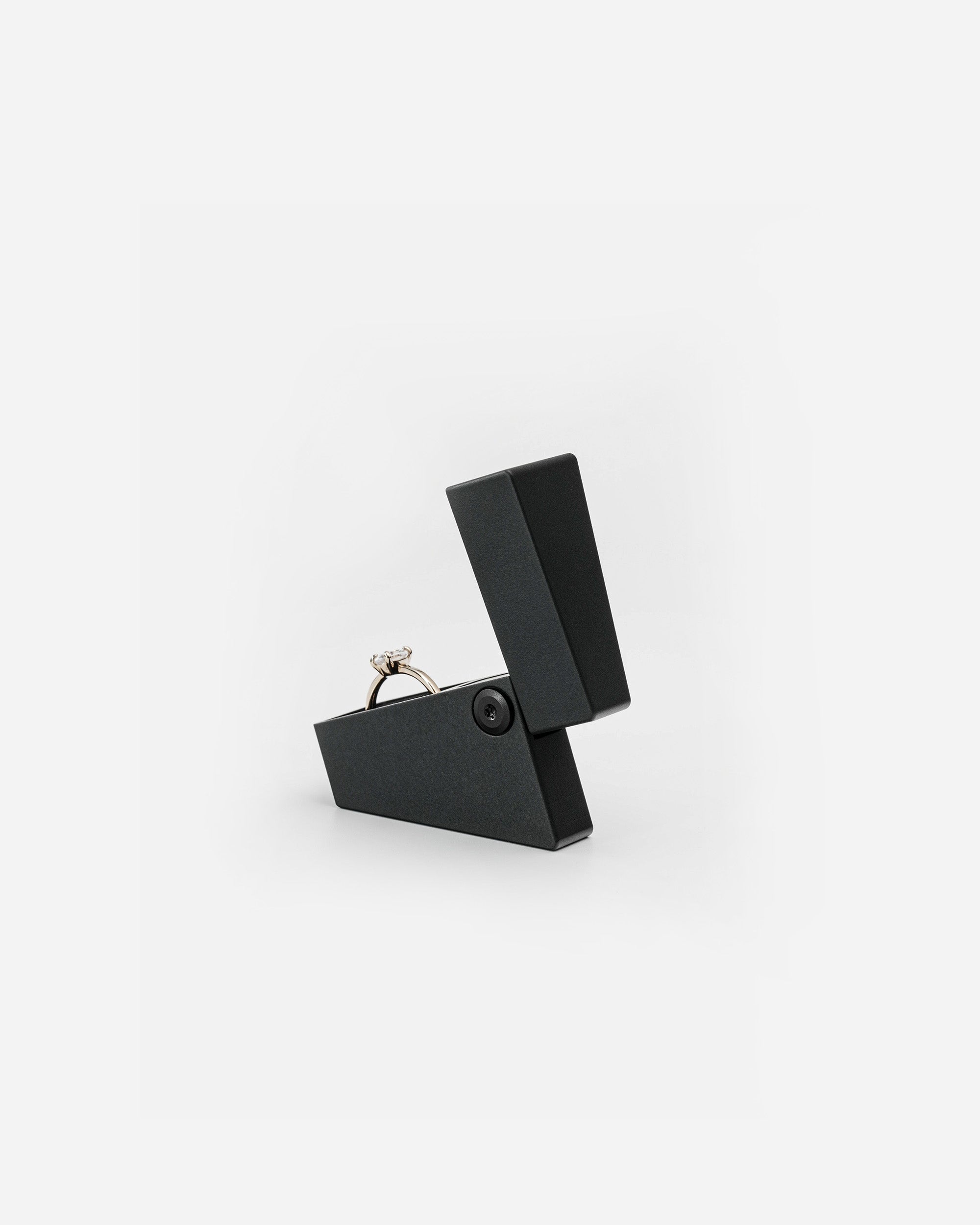 THE RING BOX ALL BLACK