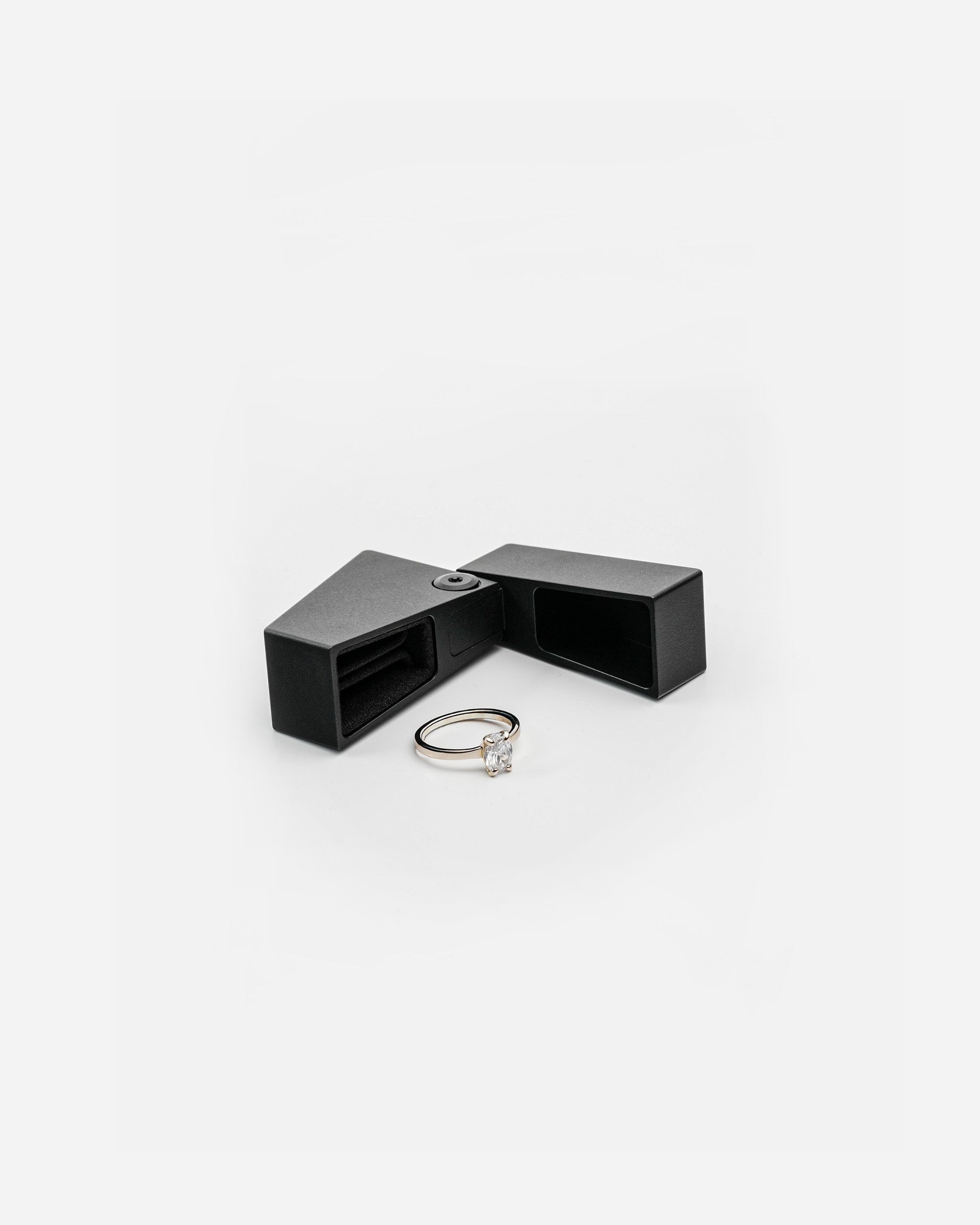 THE RING BOX ALL BLACK