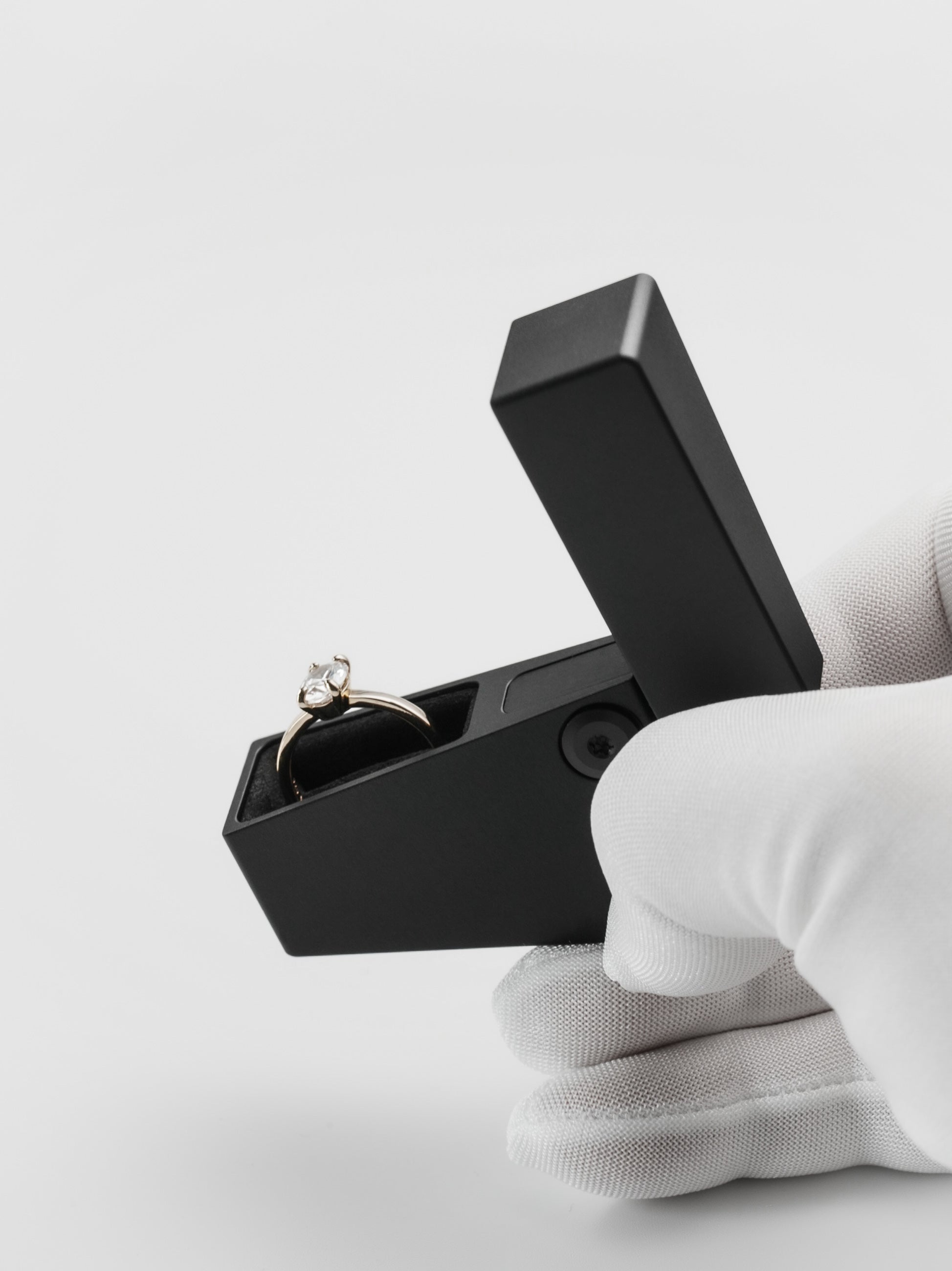 THE RING BOX ALL BLACK