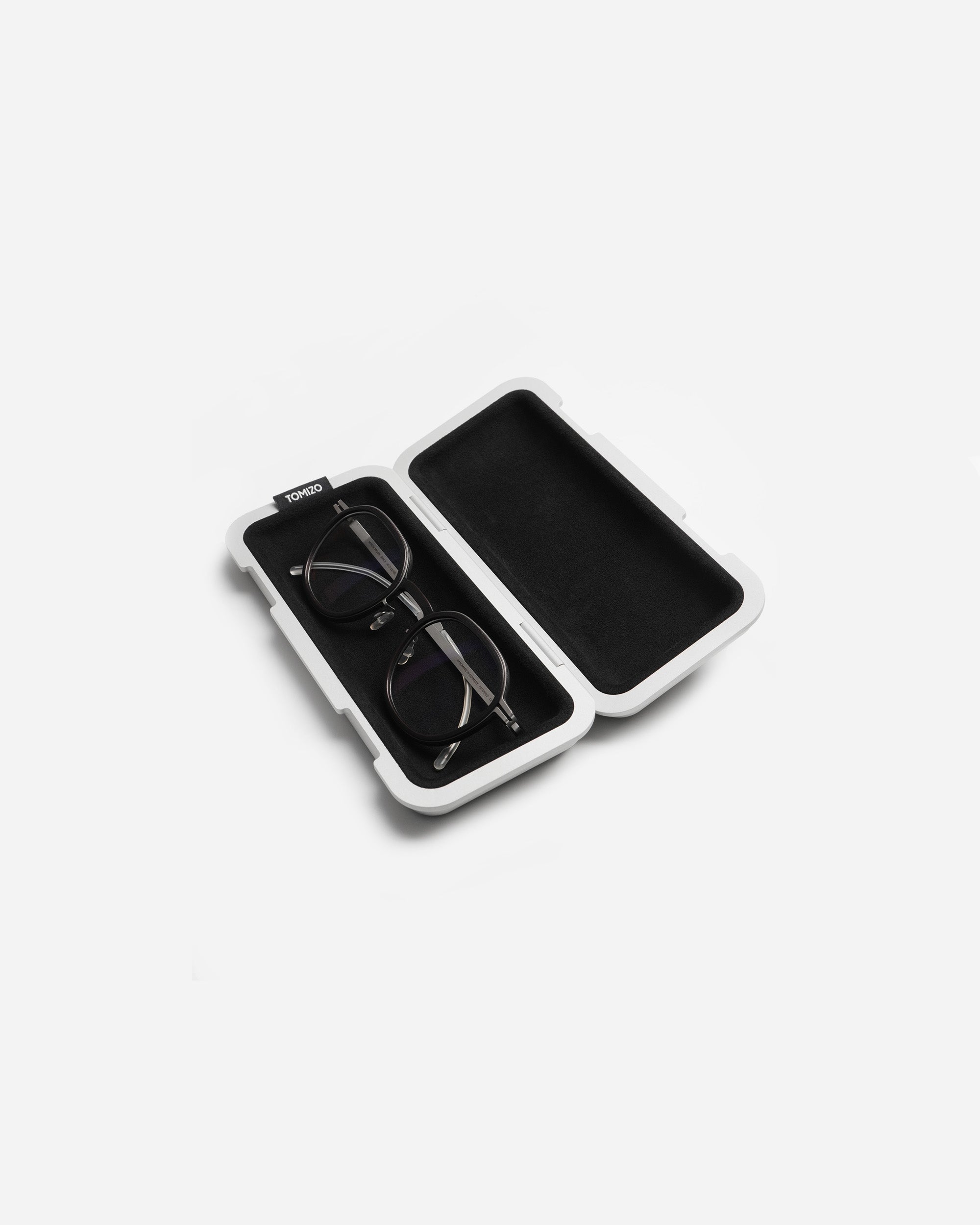 THE EYEWEAR CASE